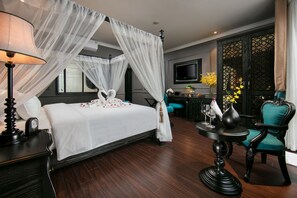 ห้องจูเนียร์สวีท, ระเบียง | ม��ินิบาร์, ตู้นิรภัยในห้องพัก, โต๊ะทำงาน, ผ้าม่านกันแสง