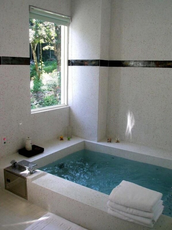 Neljän hengen perhehuone | Kylpyhuone | Suihkun ja ammeen yhdistelmä, lähdevesiallas, hiustenkuivaaja, tohvelit