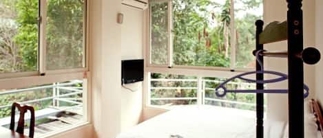 Quarto casal econômico, 1 cama de casal, banheira de imersão, vista para a montanha | Escrivaninha, cortinas blackout, roupa de cama