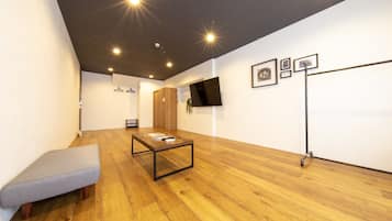 Apartment (8) | 1 bedroom, individually decorated, individually furnished, desk
