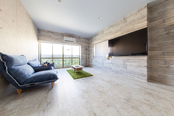 Lägenhet (1) | Individuell inredning, unika möbler, skrivbord och arbetsyta för laptop