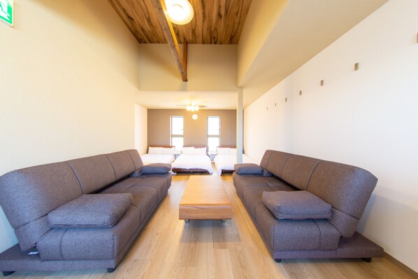 2 عدّة غرف نوم وبديكورات فريدة لكل غرفة وطراز فريد لكل وحدة ومكتب