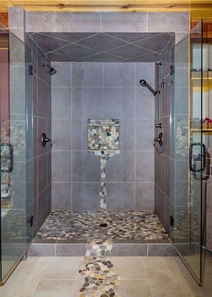 Combined shower/tub, jetted tub, hair dryer, towels