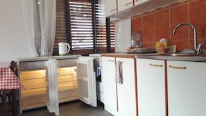 Fridge, electric kettle, cleaning supplies, paper towels - Accommodation Konak - Hostel (Žabljak)