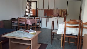 Kylskåp, vattenkokare, städutrustning och pappersservetter