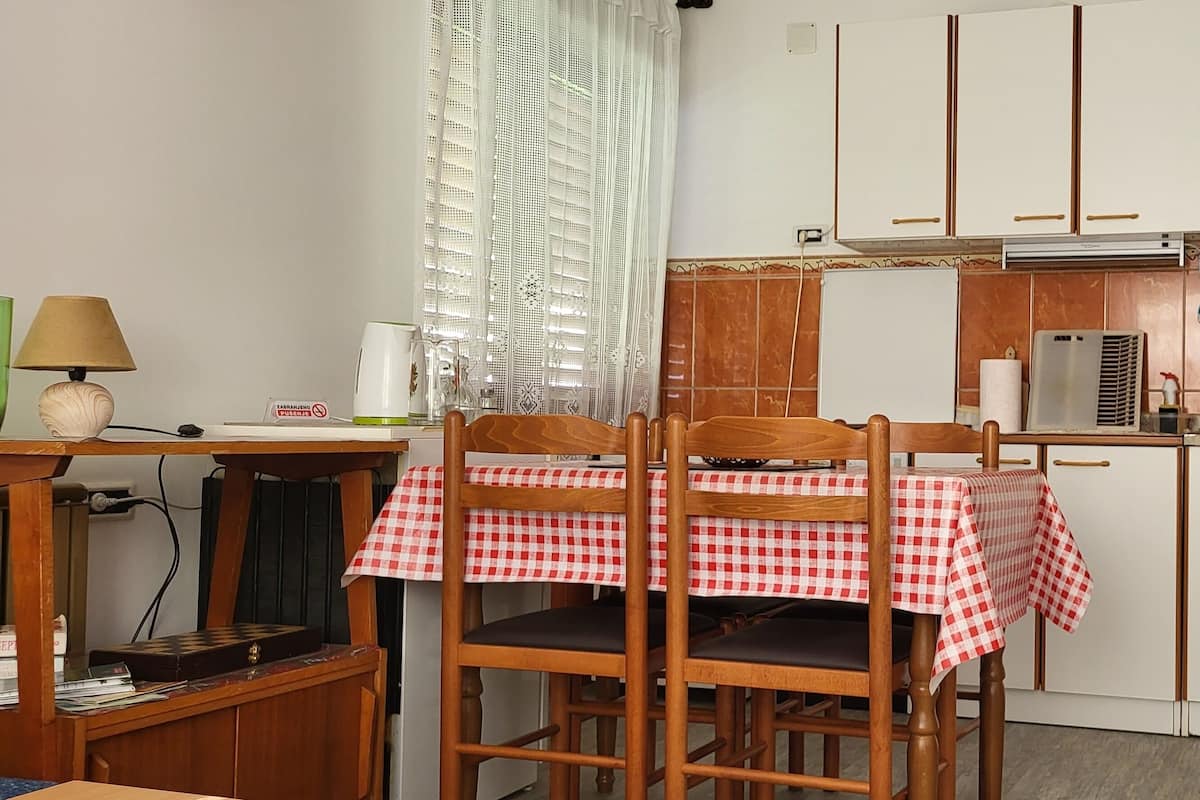 Appartamento Comfort | Cucina privata | Frigorifero, bollitore elettrico, prodotti per la pulizia