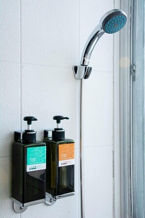 标准双人房 | 浴室淋浴