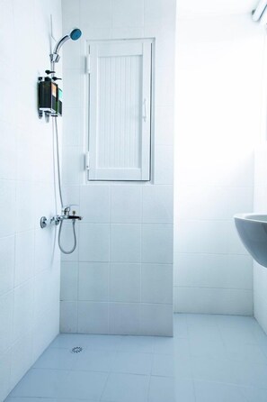 Chambre Double Standard | Douche de la salle de bain