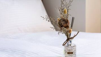 Standaard tweepersoonskamer | Een bureau, verduisterende gordijnen, geluiddichte muren, gratis wifi