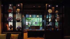 A room with a sofa, a coffee table, and shelves with decorative items. - Kafutei (Yamaga)