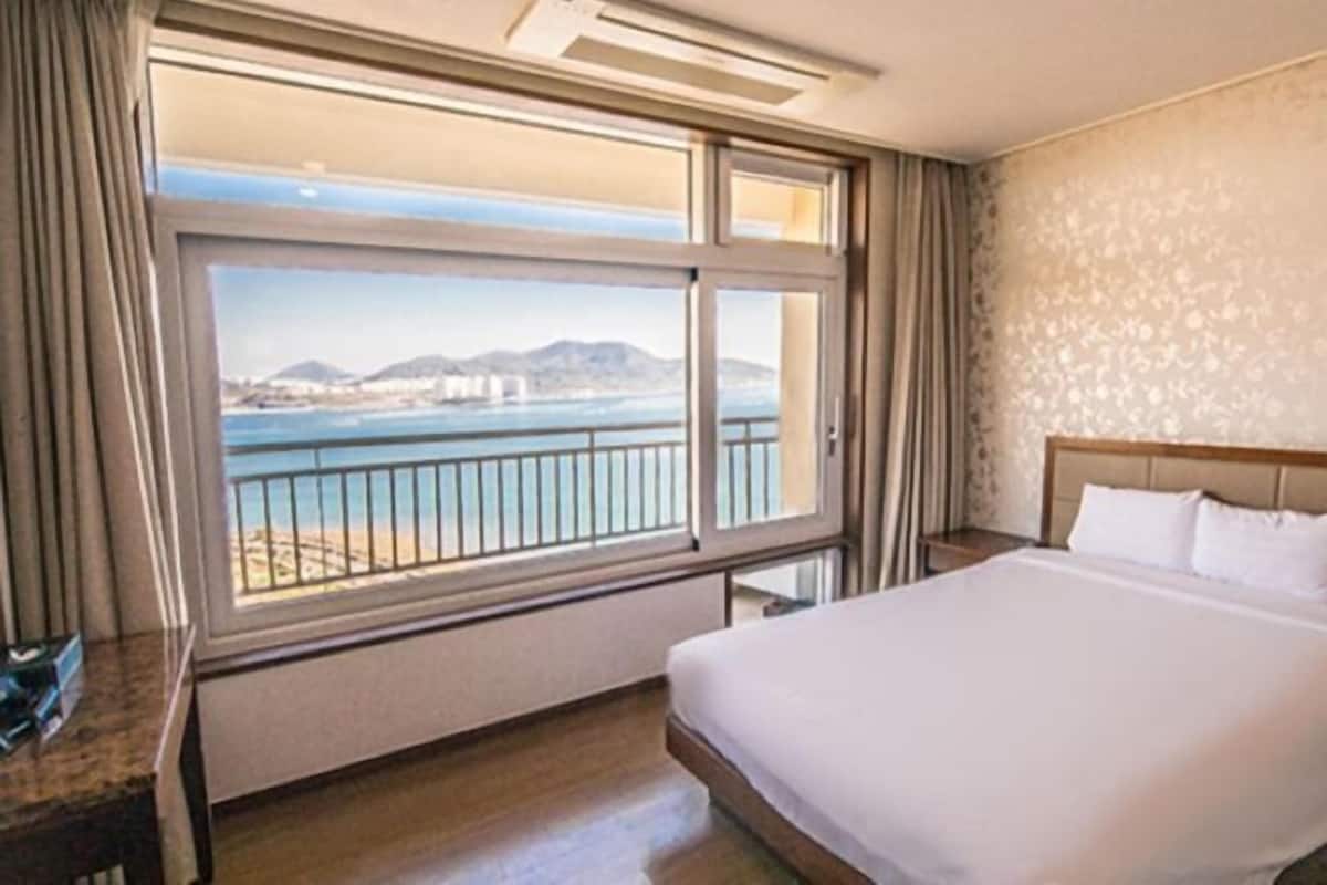 1 bedroom, individually decorated, blackout curtains, soundproofing