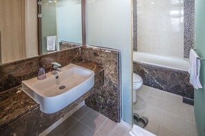 Green 40PY (General View, Randomly assigned bed or Ondol upon Check-in) | Bagno | Asciugacapelli, bidet, asciugamani, sapone