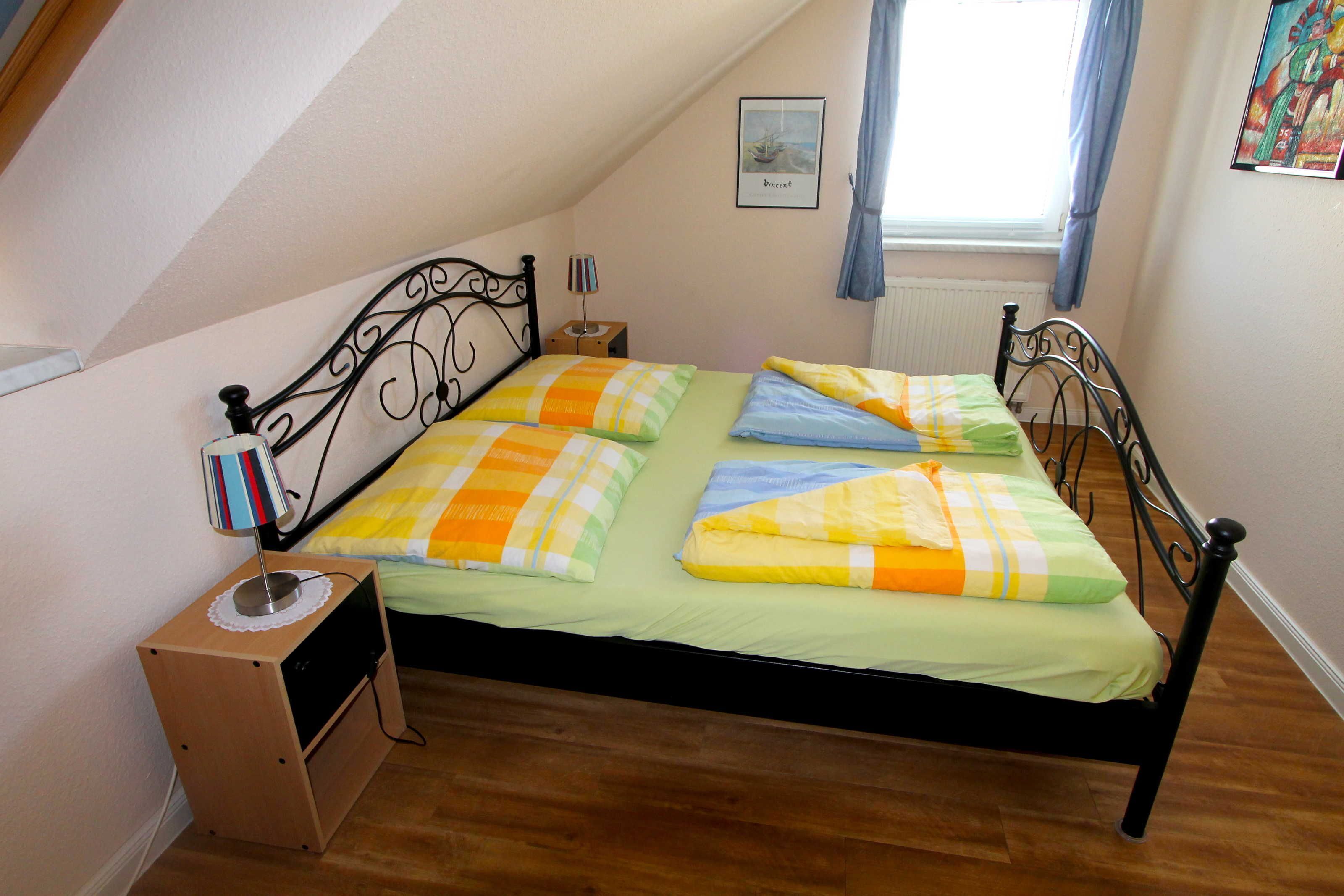 2 slaapkamers, reisbedje