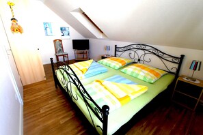 2 Schlafzimmer, Reisekinderbett