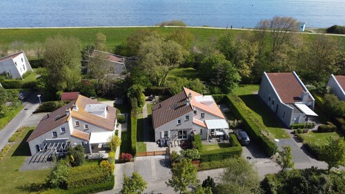 Cottage on Grevelingenmeer, nice and quiet location, dogs allowed, wireless internet