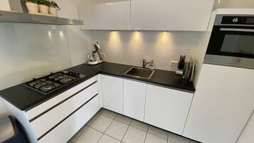 Een koelkast, een oven, een vaatwasser, een koffiezetapparaat/waterkoker