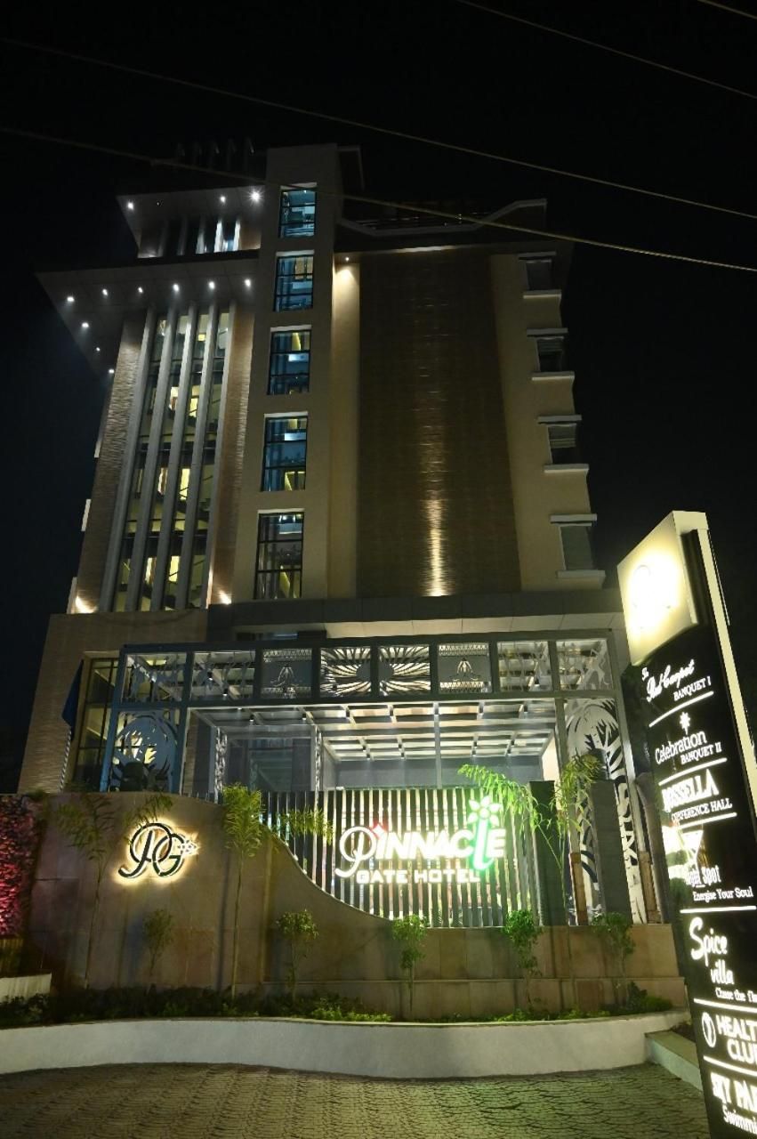 Ein Hotel mit einer modernen Fassade, beleuchteter Beschilderung und einem geschlossenem Eingangsbereich.