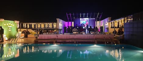 Una piscina techada, camas de piscina gratis