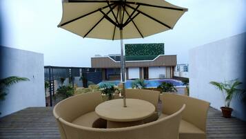 Piscina coperta, cabine incluse nel prezzo, lettini