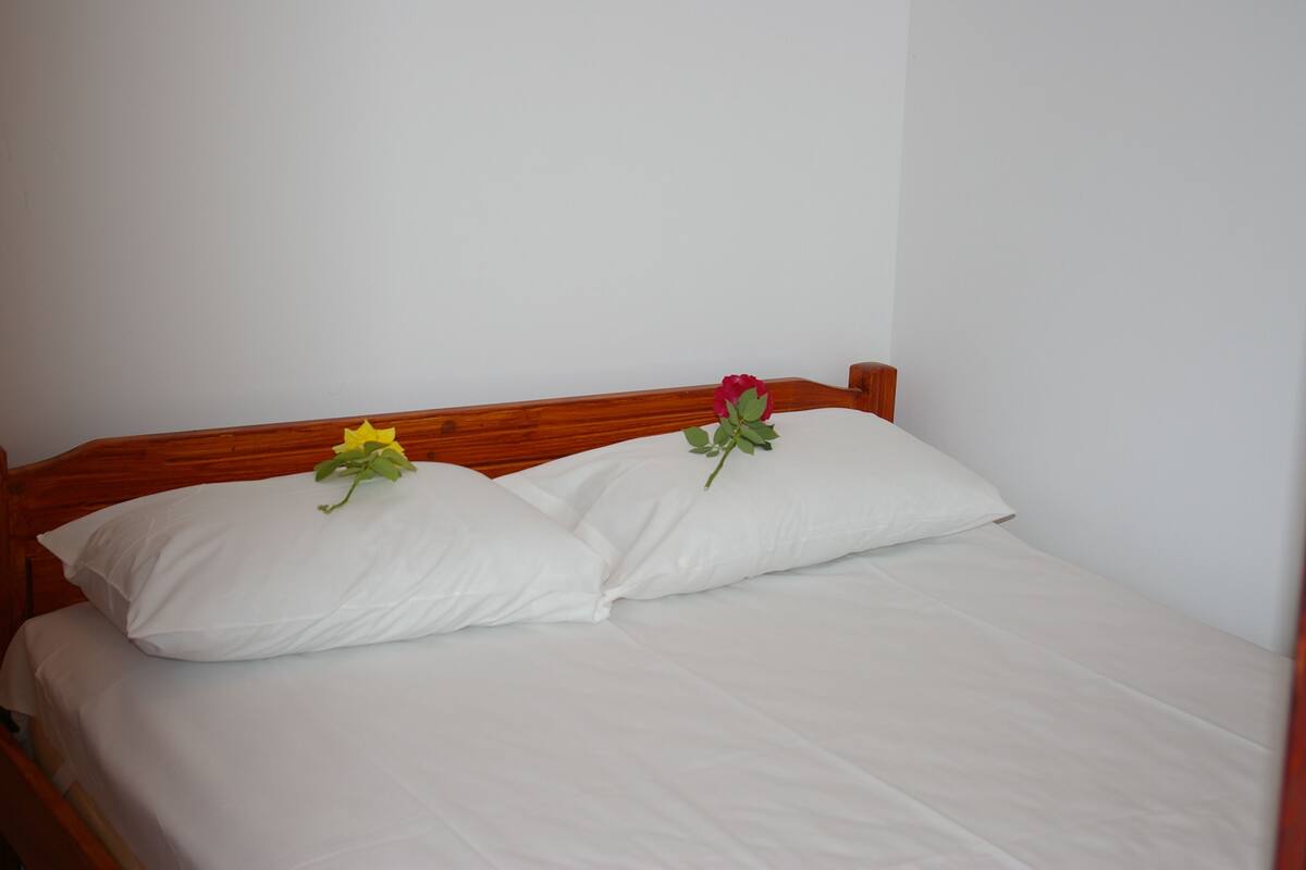 In-room safe, WiFi (free)