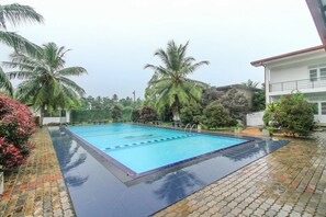 สระว่ายน้ำกลางแจ้ง