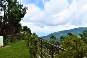 View from property - Hotel Nagarkot Inn (Baluwapati Deupur)
