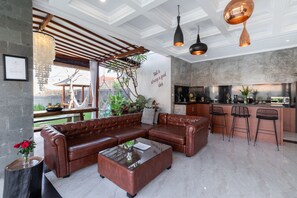 Luxury Villa, 3 Bedrooms | Living room | 45-inch flat-screen TV with cable channels, Smart TV, Netflix - Villa Four Elements (Canggu)