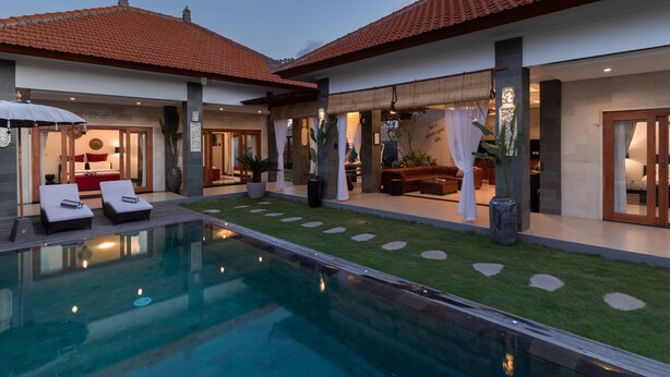 A modern pool area with two lounge chairs and a small pool. - Villa Four Elements (Canggu)