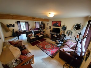 Télévision, cheminée, lecteur de DVD, baby-foot