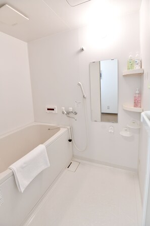 Apartment, 2 Schlafzimmer | Badezimmer | Badewanne und Dusche (separat), kostenlose Toilettenartikel