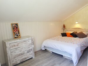 2 chambres, fer et planche à repasser, lit de bébé portatif