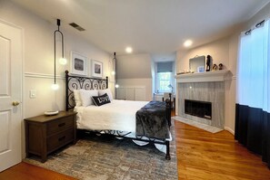 5 bedrooms, desk, WiFi, bed sheets