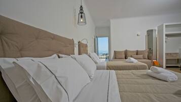 Deluxe Triple Room | 1 bedroom, in-room safe, desk, soundproofing