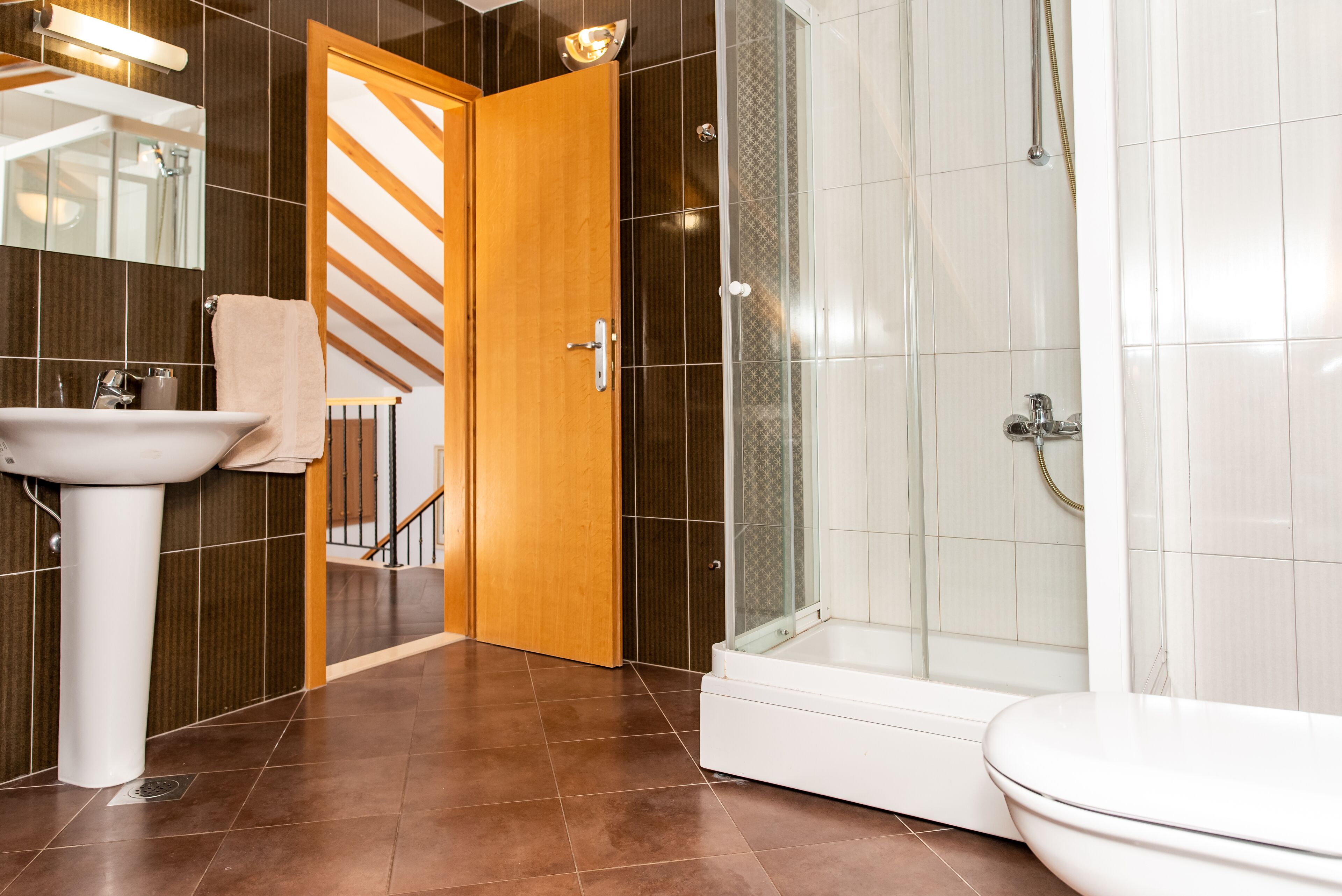 Ein modernes Badezimmer mit Waschbecken, Toilette und Dusche.