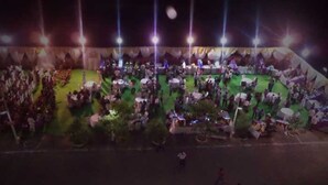 Eine große Open-Air-Veranstaltung mit mehreren Zelten und einer Menschenmenge.