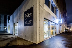 Fachada de la propiedad por la tarde o noche