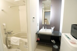 Ducha y bañera combinadas y artículos de higiene personal gratuitos