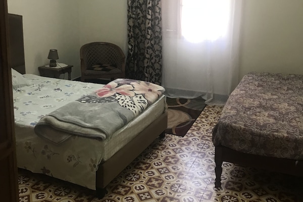 Chambre standard avec un lit king et un lit simple