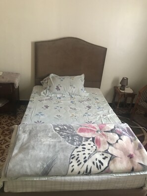 1 dormitorio, tabla de planchar con plancha, wifi y ropa de cama