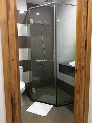 Family Room | Bathroom shower - HANID Hotel (Tuy Hoa)