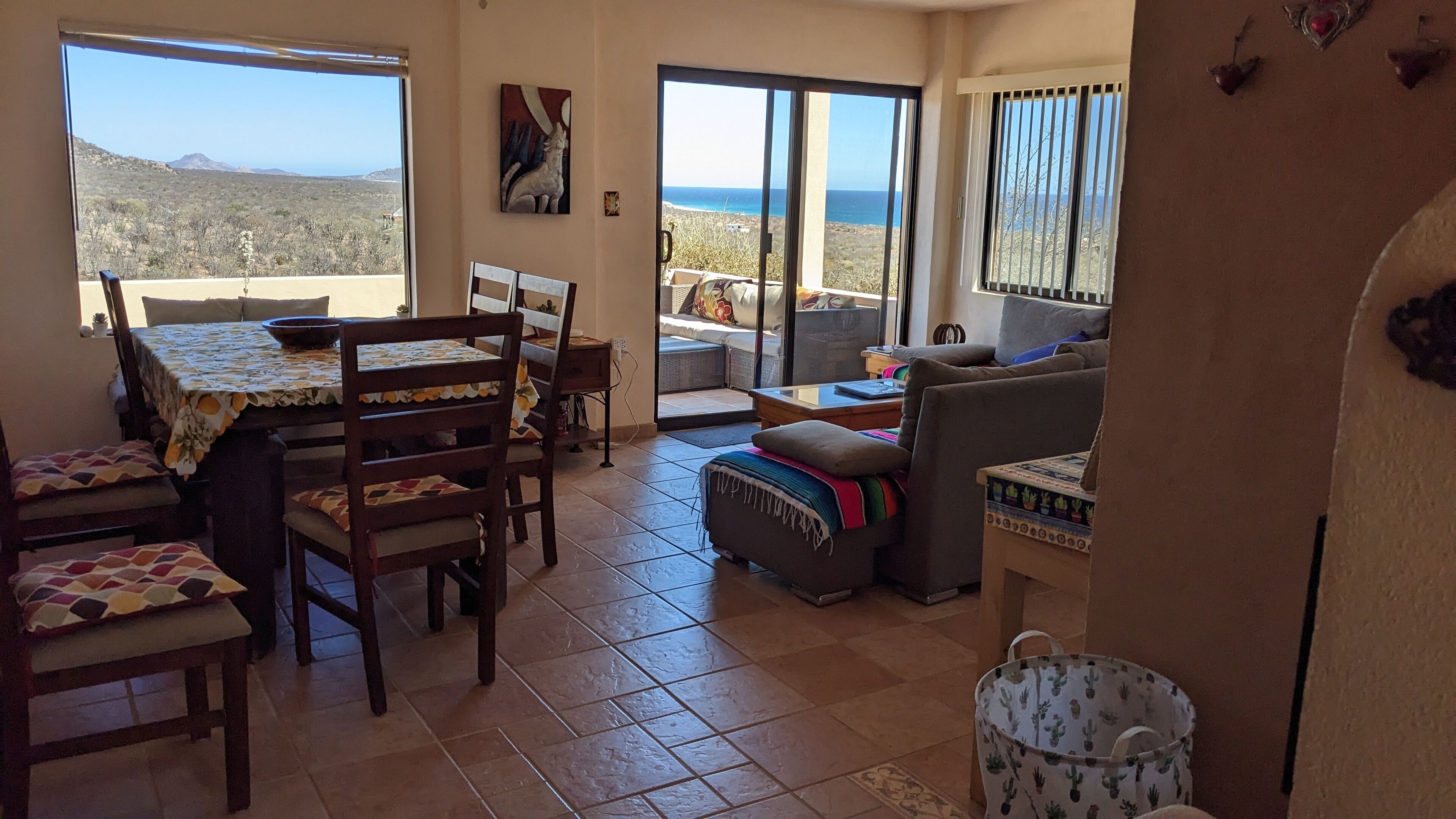 Télévision, cheminée, lecteur de DVD, livres