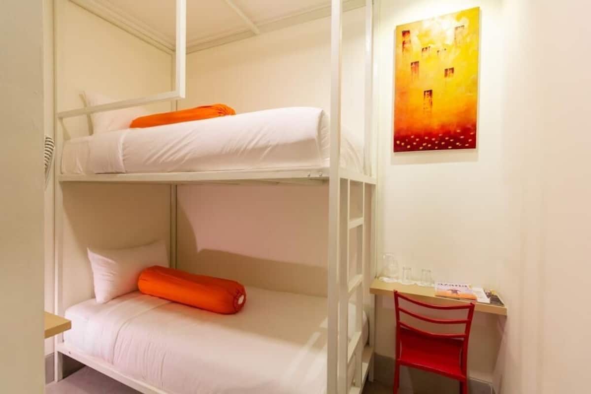 Quarto solteiro básico | Escrivaninha, quartos à prova de som, Wi-Fi de cortesia, roupa de cama