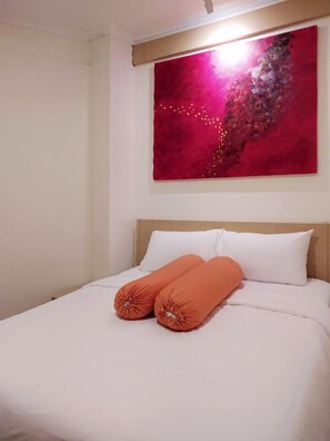 Escritorio, sistema de insonorización, wifi gratis y ropa de cama 