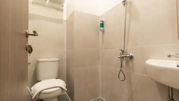 Habitación básica doble | Baño | Regadera y toallas