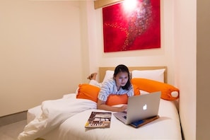 First Class Room | Desk, soundproofing, free WiFi, bed sheets - Front One Residence Syariah Mampang (Jakarta)