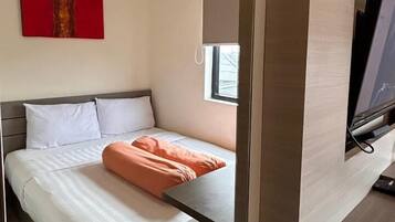 Desk, soundproofing, free WiFi, bed sheets