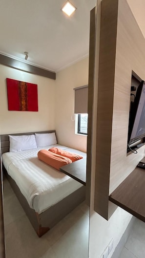 Standard Double Room | Desk, soundproofing, free WiFi, bed sheets - Front One Residence Syariah Mampang (Jakarta)