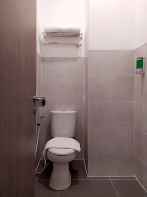 Shower, towels - Front One Residence Syariah Mampang (Jakarta)
