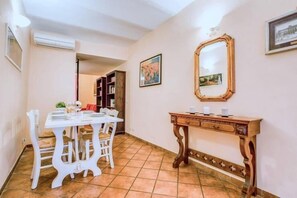 Apartment, 1 Bedroom | In-room dining - Lovely Studio in Trastevere (Rome)