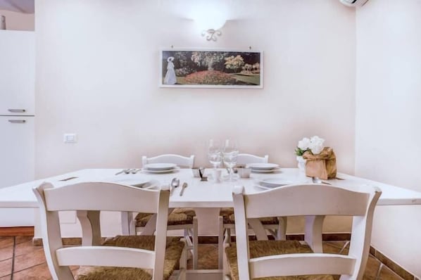 Apartamento, 1 quarto | Opções para refeição no quarto